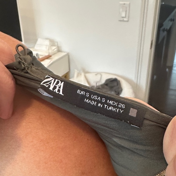 ZARA Elegant Olive Green V-Neck Dress - Picture 3 of 3